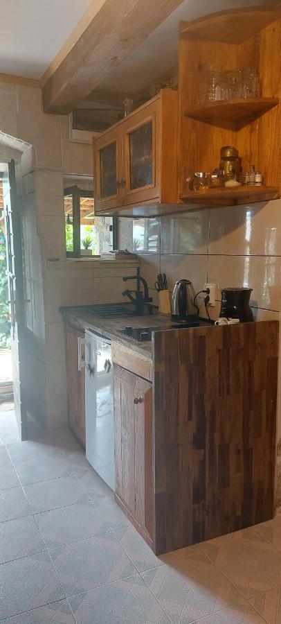 Apartment Taverna -sunce- With Jacuzzi Vis