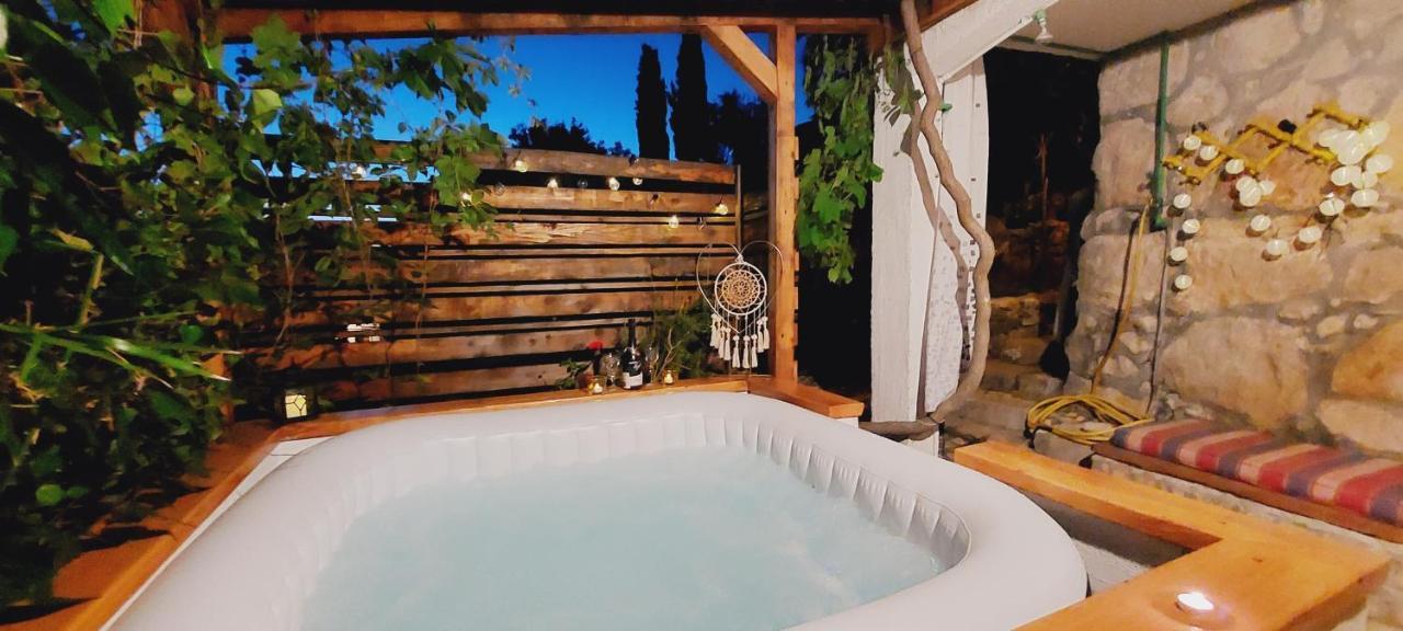 Apartment Taverna -sunce- With Jacuzzi Vis