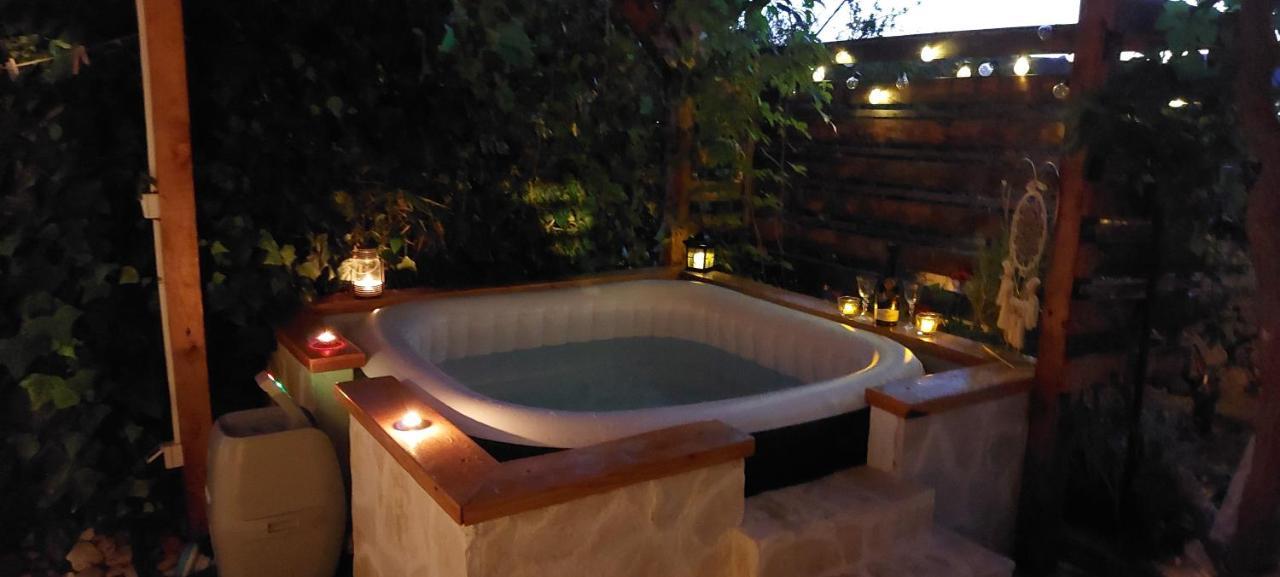 Taverna -sunce- With Jacuzzi *