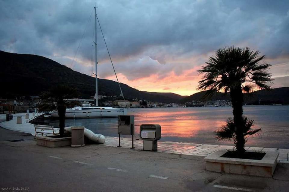 Taverna -sunce- With Jacuzzi Appartement Vis