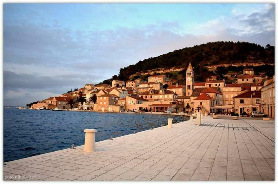 Taverna -sunce- With Jacuzzi Appartement Vis
